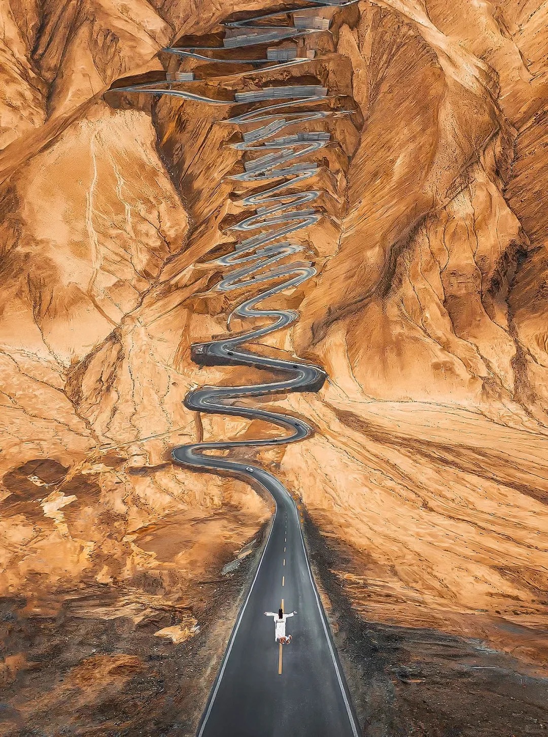 中巴友谊雪山路、白沙湖、石头城、金草滩、盘龙古道、班迪尔蓝湖、喀拉库勒湖、喀什古城、红沙漠、万峰驼园景区、天山克孜利亚大峡谷、罗布人村寨、博斯腾湖8日拼车游